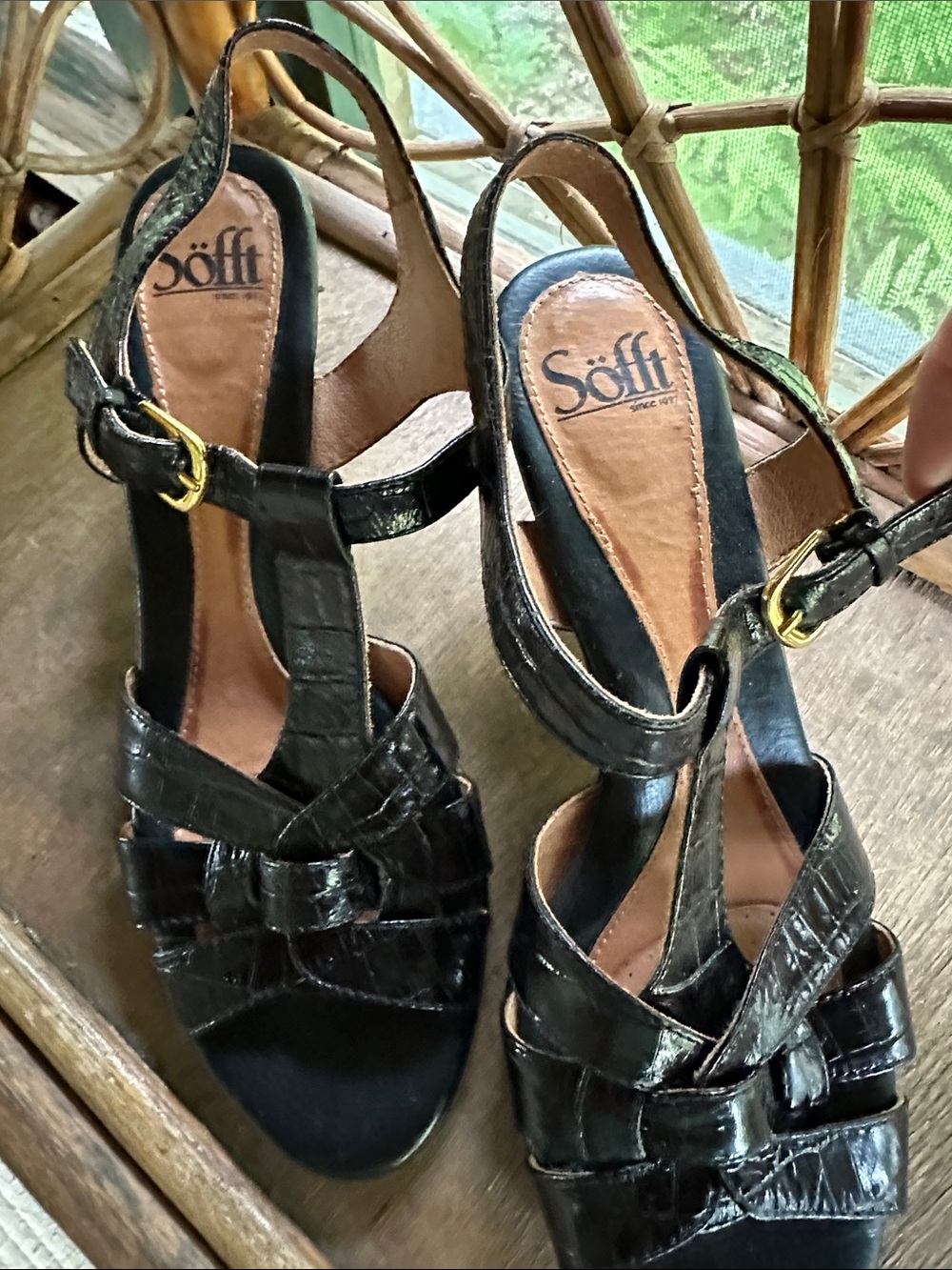 Sofft Black Patent Leather T-Strap Heeled Sandals 8.5